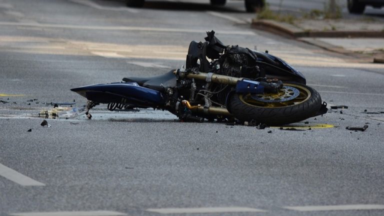 Napoli, grave incidente a Fuorigrotta: scooterista sbalzato sull’asfalto dopo scontro con un’auto