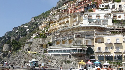 “Vicoli in Arte 2025”: da giugno a ottobre Positano si trasforma in un palcoscenico diffuso