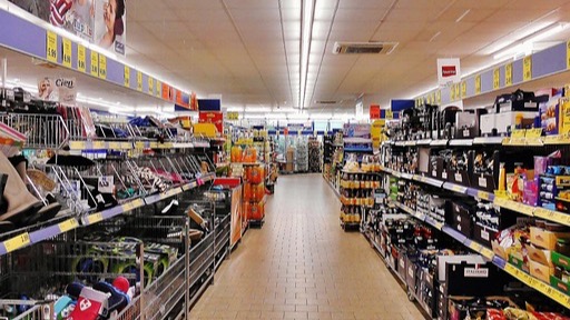 Napoli, 59enne aggredita da un gruppo di minori a Fuorigrotta all’uscita di un supermercato: è grave in ospedale