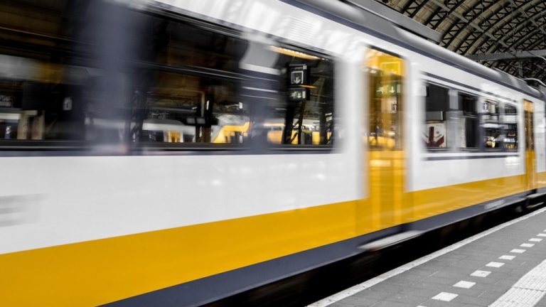 Napoli, tre stazioni metro chiuse per tre mesi: scoppia la protesta nei quartieri del Nord