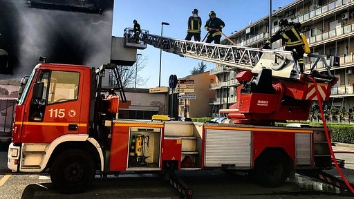 Fumo nero nel cielo di Napoli Est: l’allarme parte da un balcone