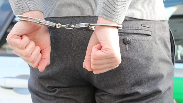 Napoli, tensione durante una notifica amministrativa: arrestato un uomo