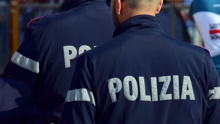 Napoli, intervento della polizia durante un controllo notturno a Santa Lucia: colto sul fatto un ladro