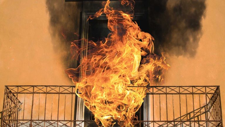 Torre Annunziata, intervento dei carabinieri dopo un incendio in piena notte