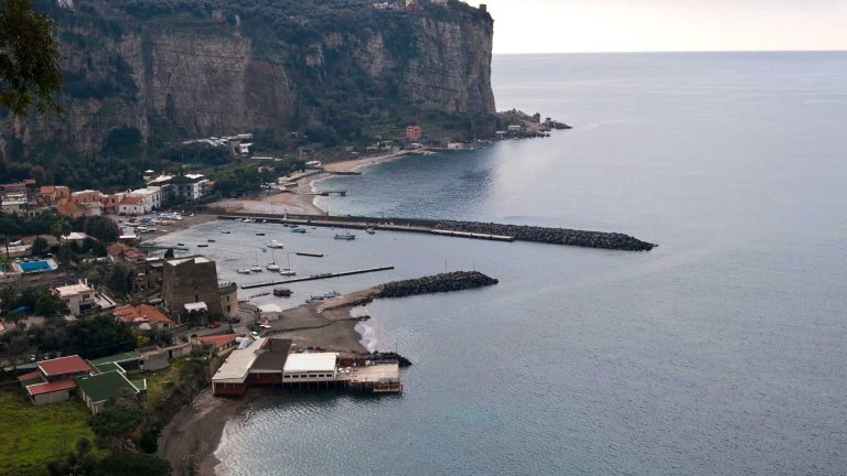 Vico Equense, interventi in corso dopo un improvviso smottamento