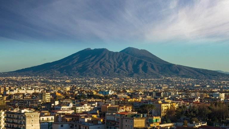 Incendio sul Vesuvio, la situazione è ora sotto controllo: restano bonifiche e allerta