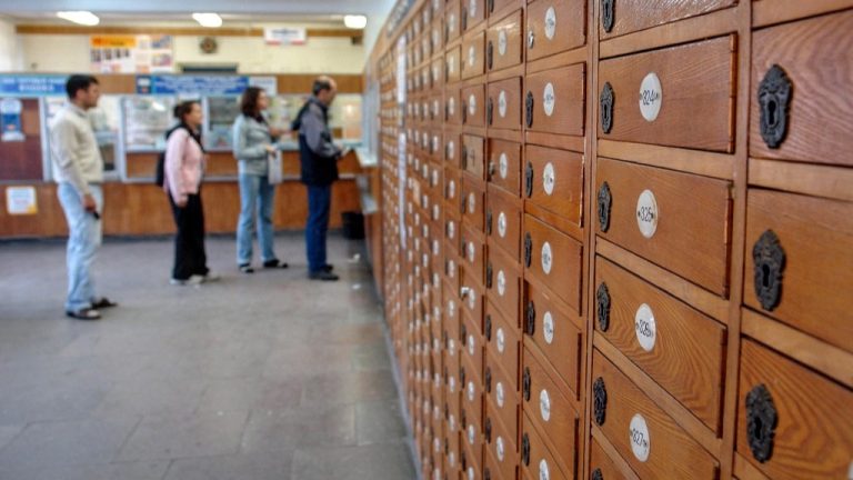 Lunghe code e disagi alla Posta centrale di Napoli: intervento della Polizia per gestire la folla