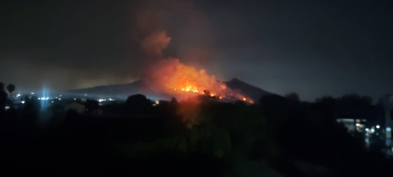 Vesuvio in fiamme - panoramica da Terzigno