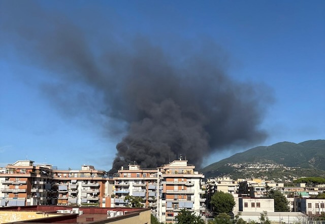 Nube scura visibile dal raccordo: intervento dei vigili del fuoco a Castellammare