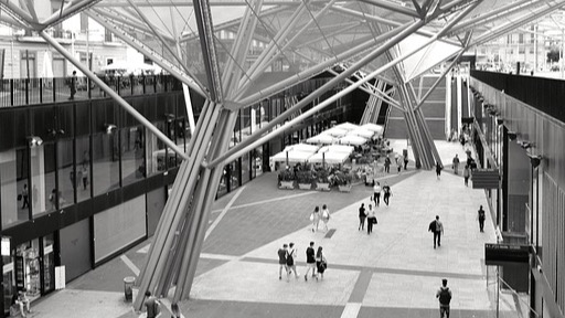 Napoli, intervento immediato della polizia in piazza Garibaldi: fermato un uomo dopo la fuga