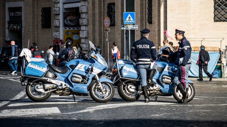 Napoli, fermato un minorenne dopo una violenta sparatoria notturna