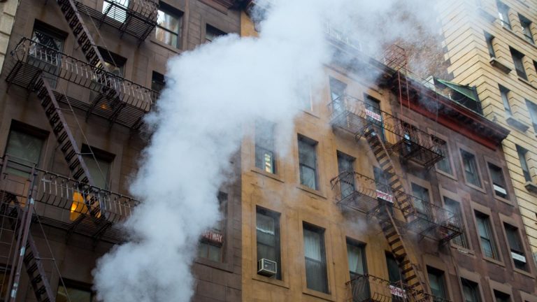 Napoli, paura a San Lorenzo, fumo e fiamme in un edificio del centro storico