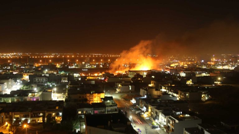 Napoli, incendio a Ponticelli, Vigili del Fuoco ancora al lavoro: necessari sgomberi