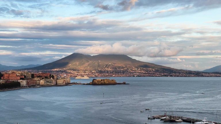 Scoperta una straordinaria formazione naturale nelle profondità del Golfo di Napoli
