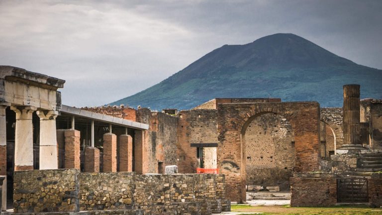 Pompei, turista polacco denunciato: raccoglieva frammenti archeologici come souvenir