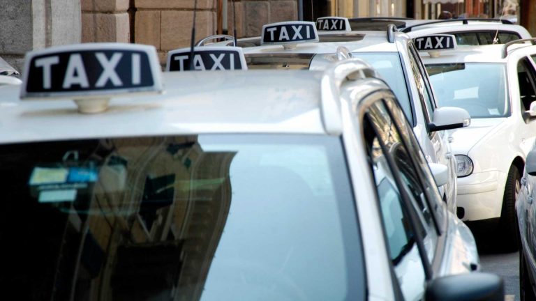 Sciopero taxi a Napoli: stop per molte ore domani per protestare contro abusivismo e caos traffico