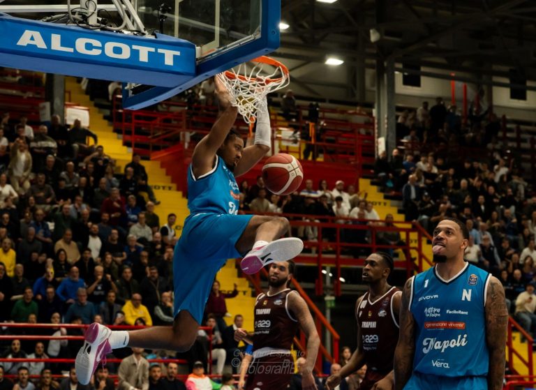 Il Napoli Basket cede nel finale contro Trapani Shark  , 90-97