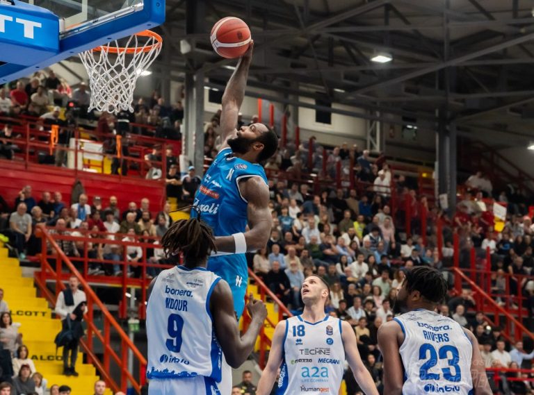 La Germani Brescia mostra i muscoli e vince contro il  Napoli Basketball per 72-85