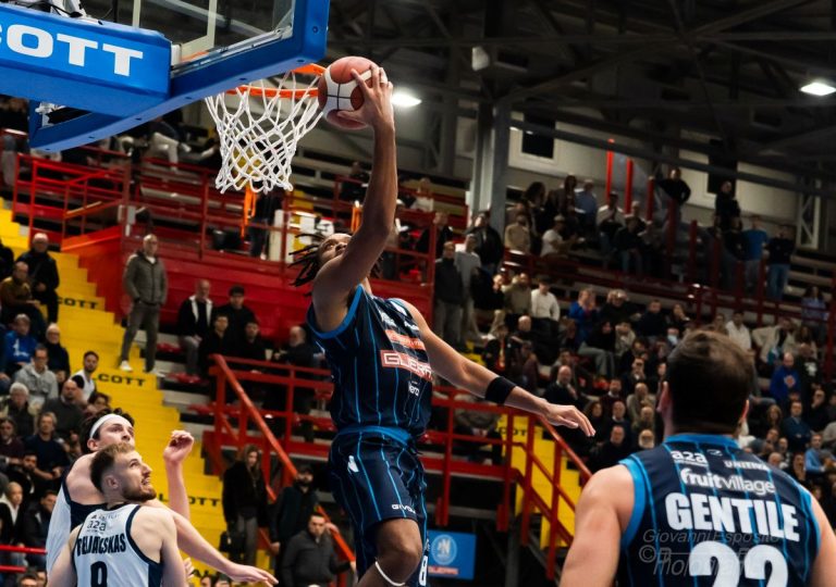 La Guerri Napoli Basketball  festeggia il nuovo Title Sponsor con una splendida vittoria contro Sassari per 86-75