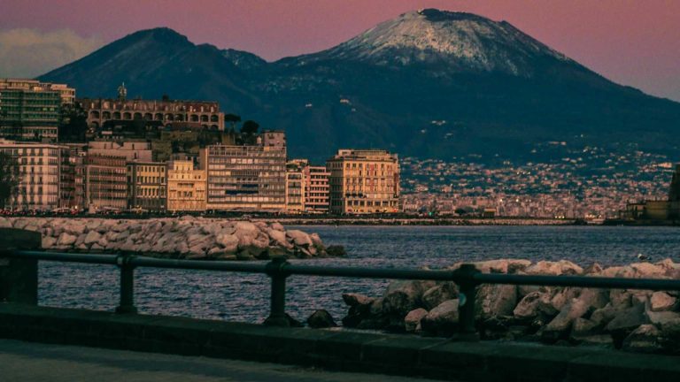 Napoli, al via il Piano Freddo 2025-2026: più posti letto e assistenza per i senza dimora