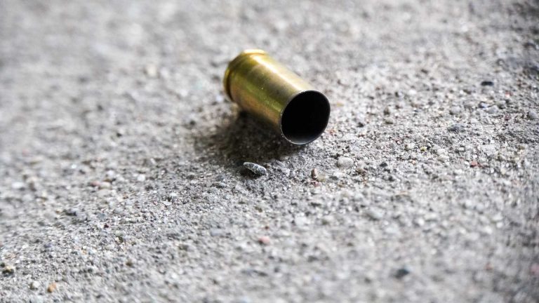 Spari in centro a Torre Annunziata, colpi di pistola contro un’auto in corso Vittorio Emanuele