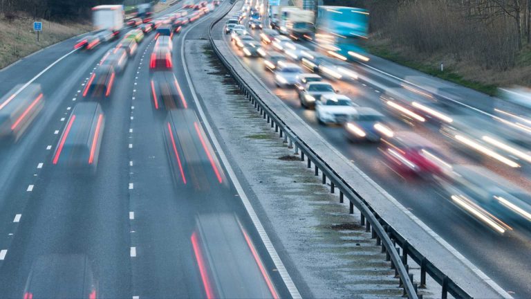 Incendio sulla Tangenziale di Napoli: Smart in fiamme all’altezza dei Camaldoli