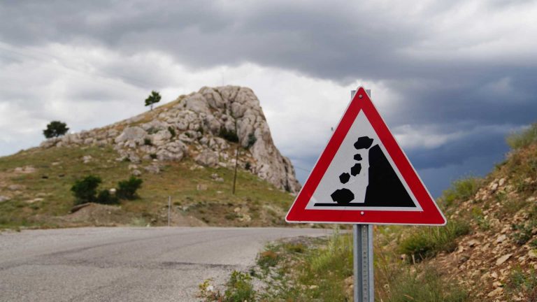 Maltempo in Costiera: chiusure su Amalfitana e Sorrentina per caduta massi