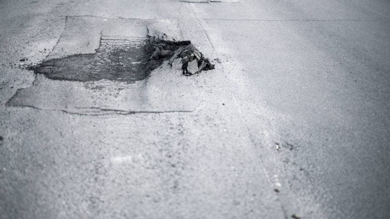 Napoli, cedimento del manto stradale: chiusa una via del Vomero per motivi di sicurezza