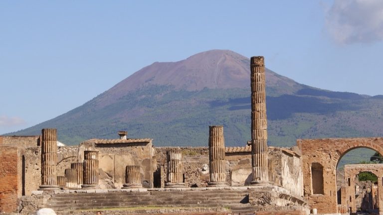 Pompei, nuova scoperta nella villa degli schiavi di Civita Giuliana: trovati cibo e anfore intatte