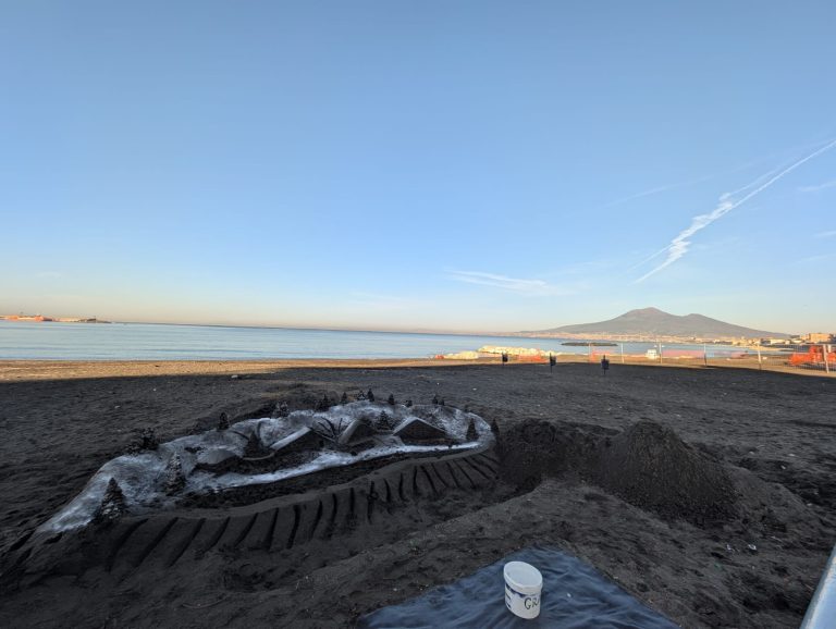 Castellammare, spunta una nuova opera d’arte sull’arenile