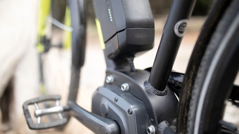 Napoli, ruba una e-bike minacciando un minorenne con un coltello al Centro Direzionale