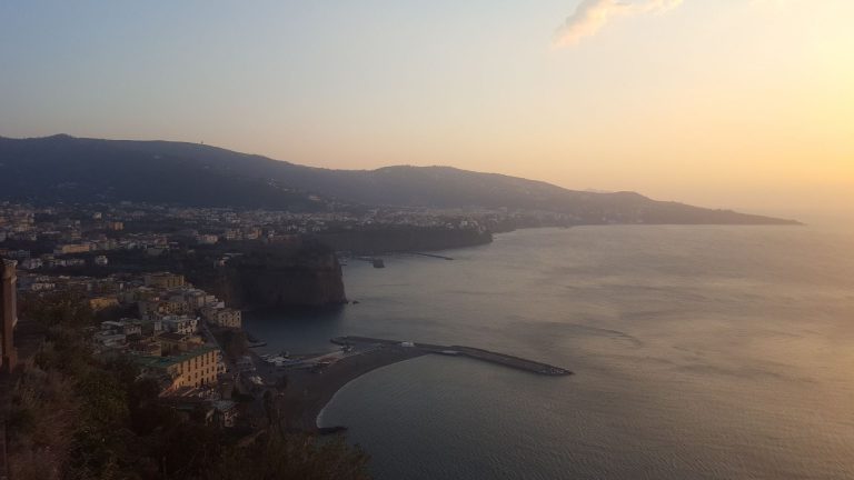 Meta di Sorrento, scoperto deposito illecito di rifiuti: scatta il sequestro e un’indagine