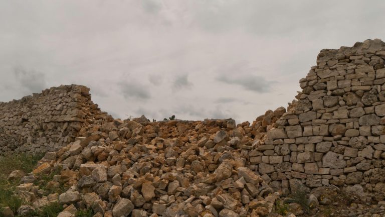 Napoli, crolla muro di una vecchia fabbrica all’Arenaccia: paura in strada