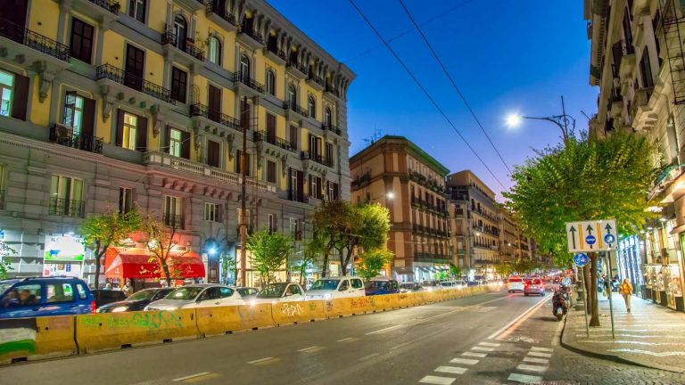 Napoli, rapina sventata in pieno centro: arrestato un 35enne armato di pistola giocattolo