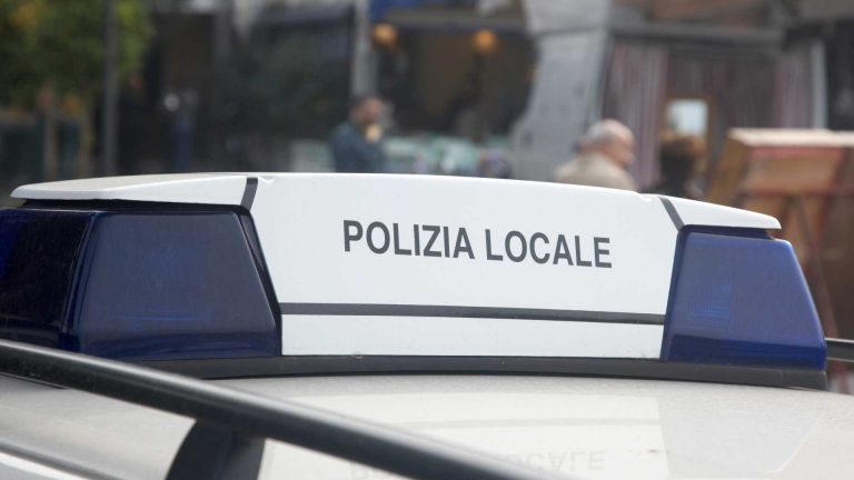 Napoli, 45enne bloccato dalla polizia al centro storico: pistola rubata e stupefacenti sul tavolo