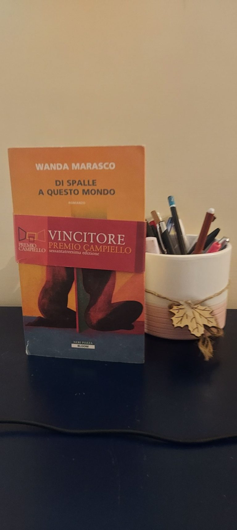 di spalle al muro di Wanda Marasco