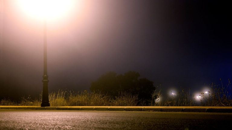 Napoli, palo della luce crolla su un’auto: donna anziana in codice rosso