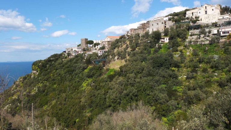 Massa Lubrense, ordinanza shock: stop ai lavori e rischio esproprio per un noto ristorante