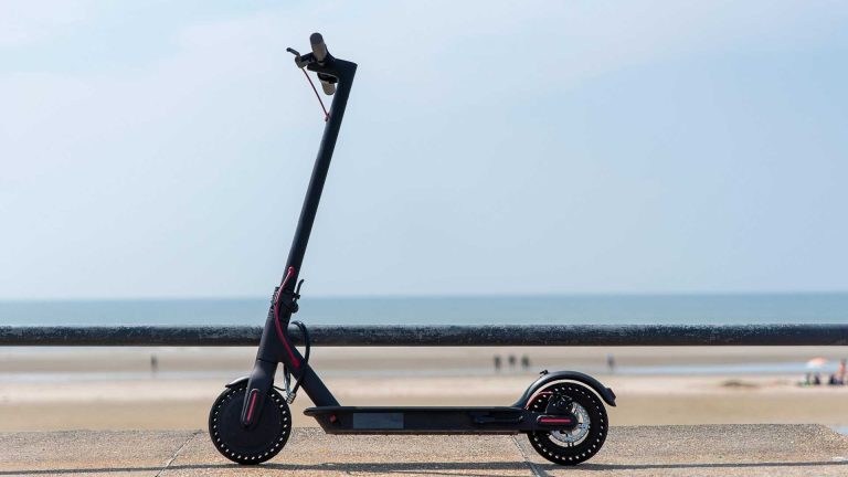 Napoli, 67enne ferita da monopattino lanciato dall’alto