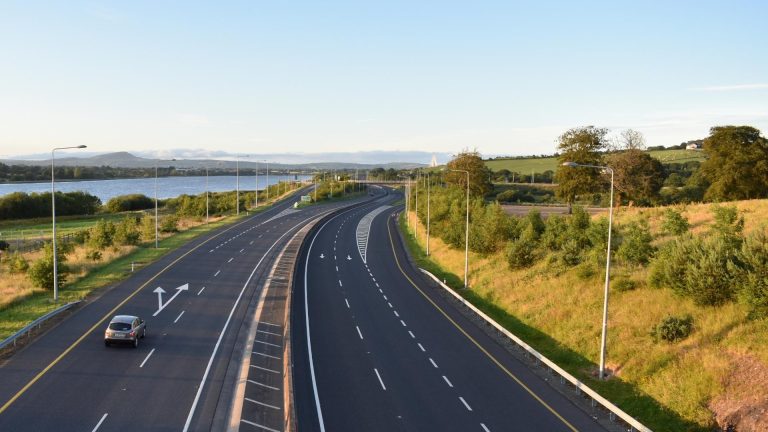 Autobus turistico in fiamme sulla Tangenziale di Napoli