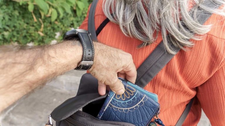 Napoli, scippa una donna in corso Umberto e aggredisce gli agenti: 43enne arrestato