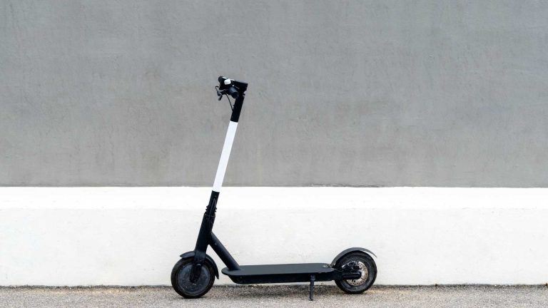 Napoli, anziana colpita da monopattino lanciato: due giovani nel mirino della polizia