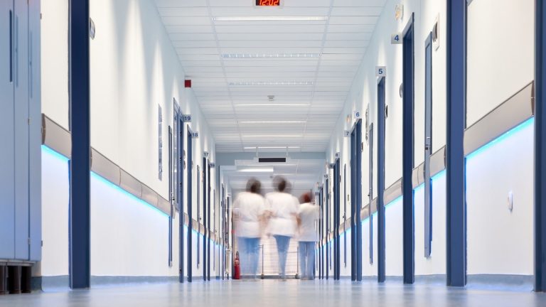 Napoli, furto al Vecchio Policlinico: pazienti bloccano un uomo in fuga