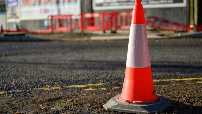 Napoli, danni per il maltempo al Vomero: crollano calcinacci da un palazzo e danneggiano auto