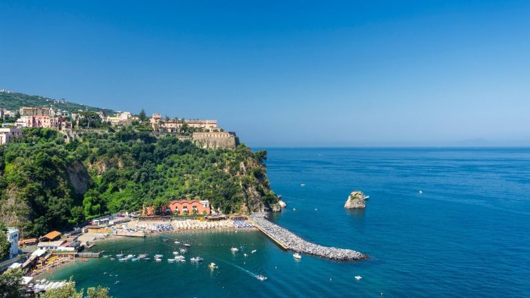 Vico Equense, polemica sull’accesso alle spiagge dopo la visita di Borrelli