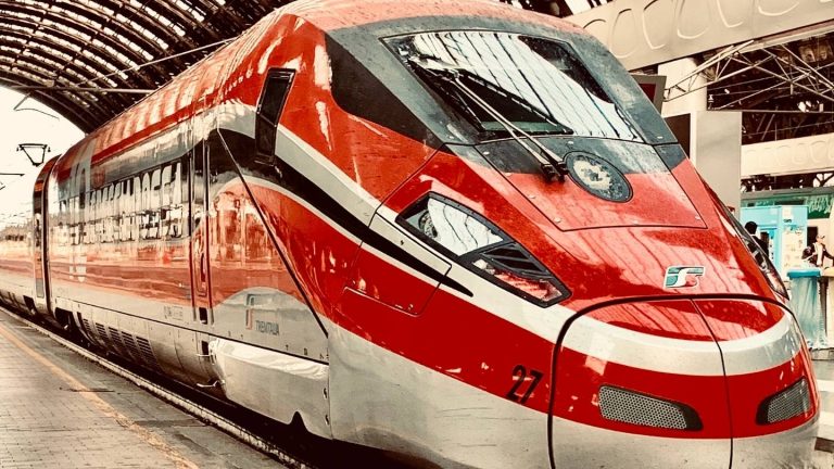 Sciopero treni 7 e 8 settembre, possibili cancellazioni e ritardi: gli orari da conoscere